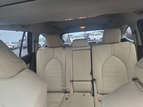 Used 2020 Toyota Highlander XLE image 2