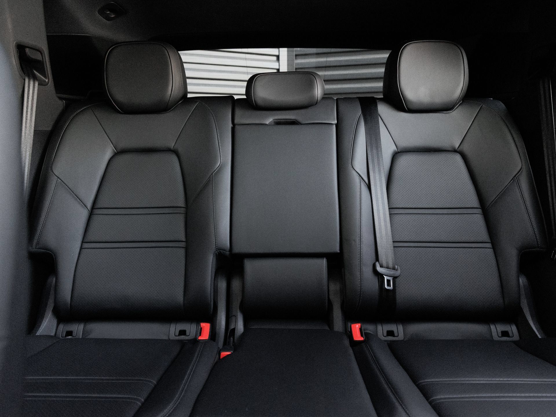 Certified 2025 Porsche Cayenne AWD/4WD image 25