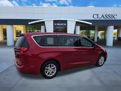 Used 2025 Chrysler Pacifica Select FWD image 8