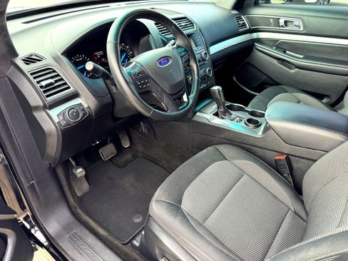 Used 2017 Ford Explorer XLT image 11