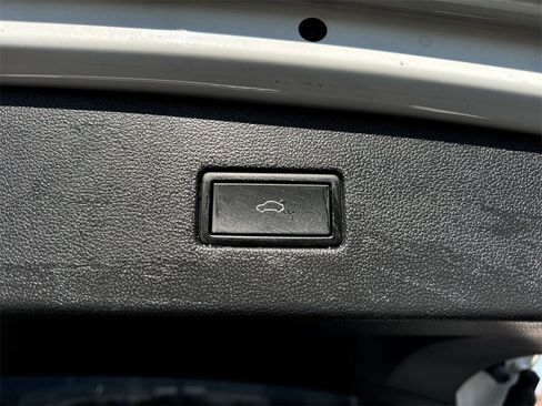 Used 2022 Volkswagen Tiguan SE w/ Panoramic Sunroof Package image 27