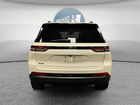 Used 2023 Jeep Grand Cherokee Altitude image 5