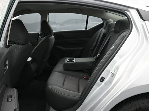 Used 2024 Nissan Altima 2.5 SV FWD image 17