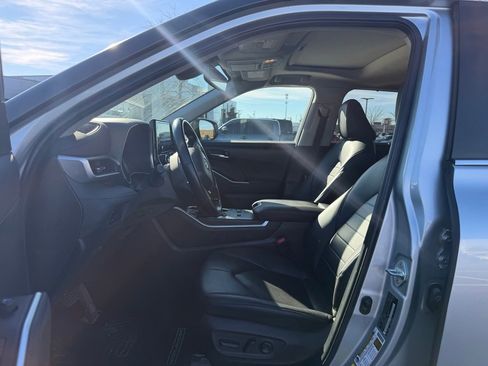 Certified 2023 Toyota Highlander XLE image 7