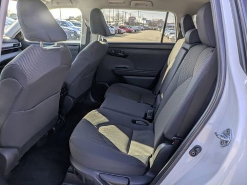 Used 2024 Toyota Highlander LE image 27