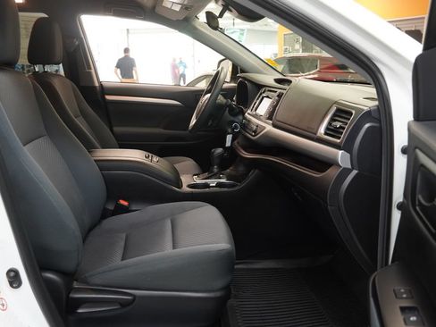Used 2019 Toyota Highlander LE AWD/4WD image 36
