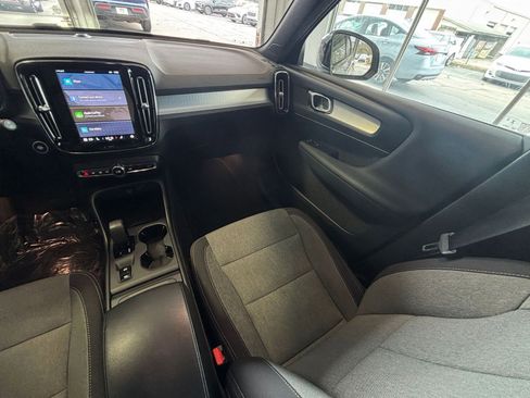 Used 2024 Volvo XC40 B5 Core image 38