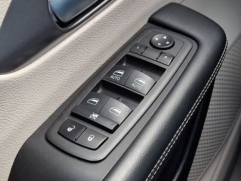 Certified 2023 Chrysler Pacifica Touring-L image 30