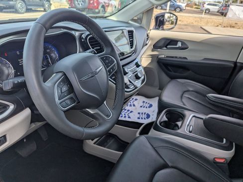 Used 2024 Chrysler Pacifica Touring-L image 16