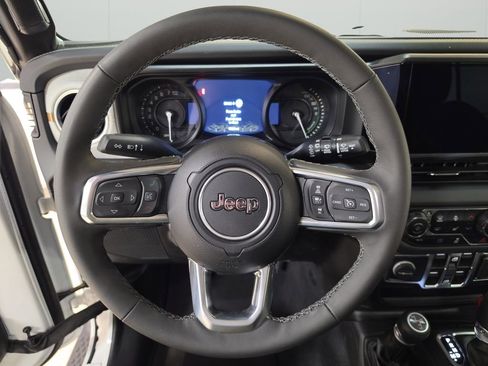 Used 2025 Jeep Wrangler Unlimited Sahara AWD/4WD image 18