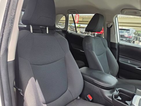 Used 2021 Toyota RAV4 LE FWD image 28