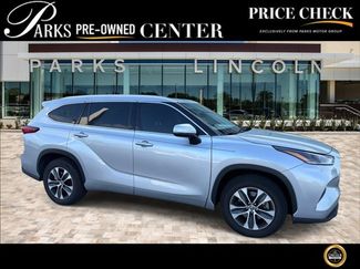 Used 2021 Toyota Highlander XLE FWD video 1