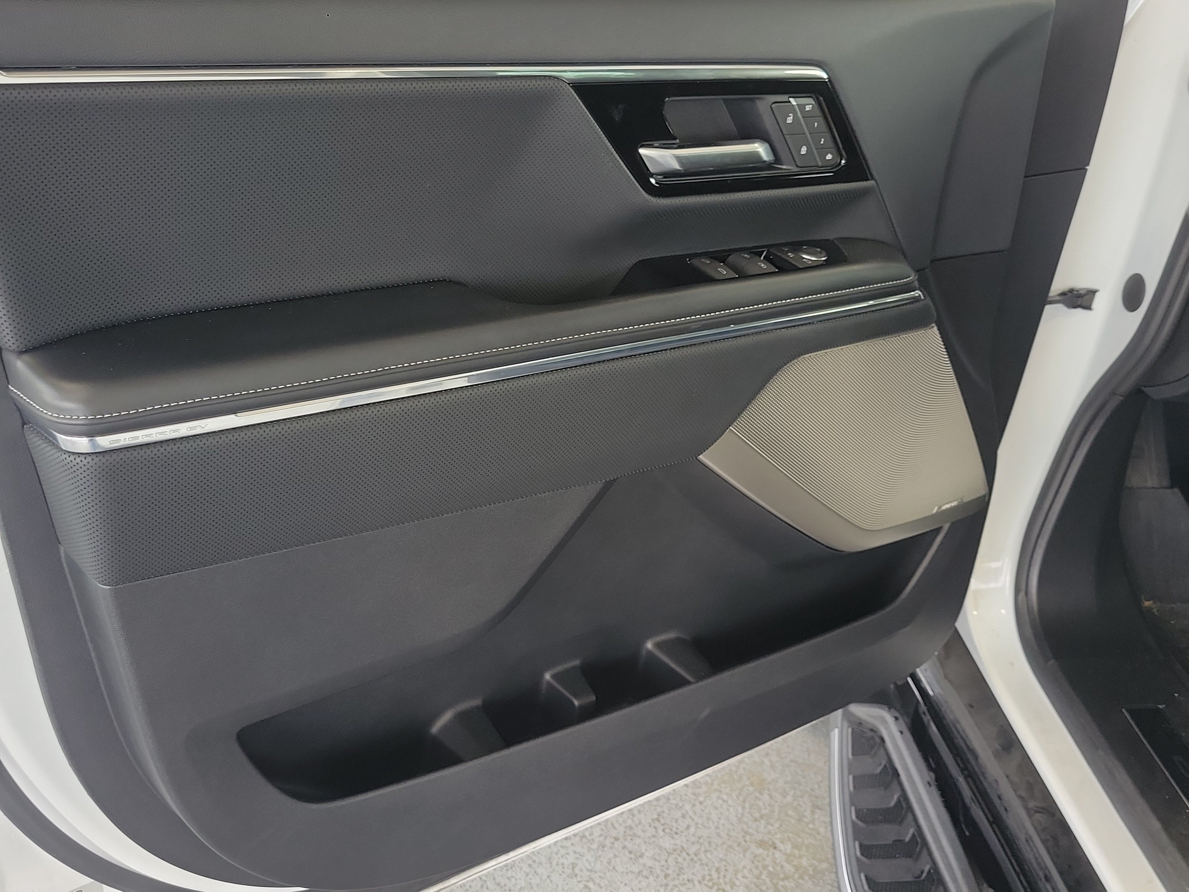 Used 2025 GMC Sierra EV Denali AWD/4WD image 15