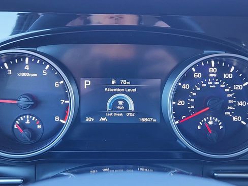 Used 2024 Kia Carnival EX image 11