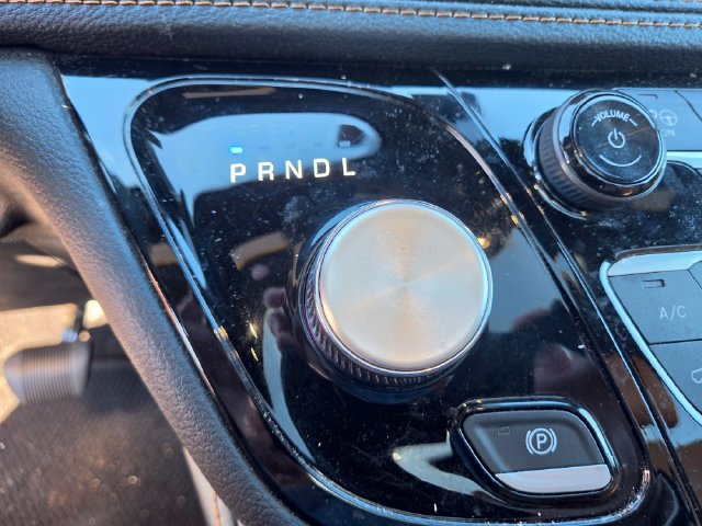 Used 2023 Chrysler Pacifica Pinnacle FWD image 9