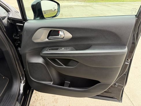 Used 2021 Chrysler Pacifica Limited w/ Uconnect Theater Family Group image 31