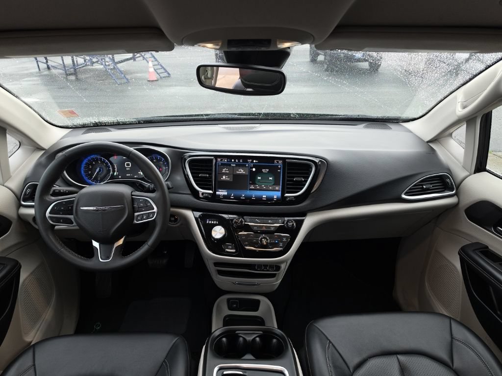 Used 2024 Chrysler Pacifica Touring-L FWD image 26