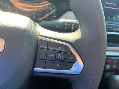 Used 2025 Jeep Compass Latitude w/ Sun & Sound Group AWD/4WD image 28