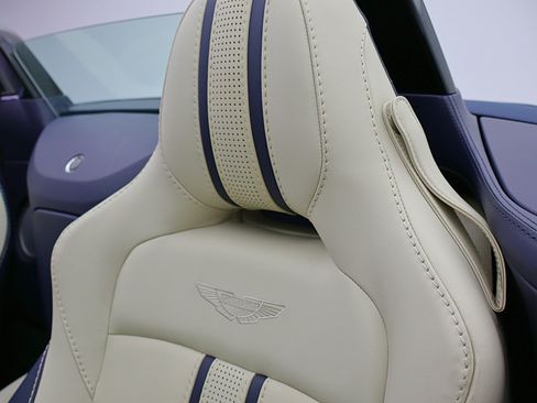 Used 2022 Aston Martin V8 Vantage Roadster RWD image 31