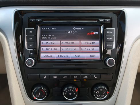 Used 2013 Volkswagen Passat TDI SE FWD image 16