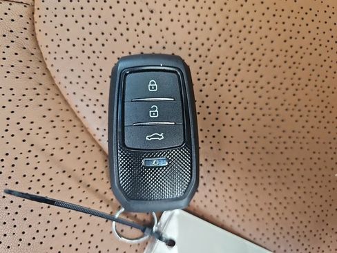 Used 2022 Toyota Avalon Limited image 35