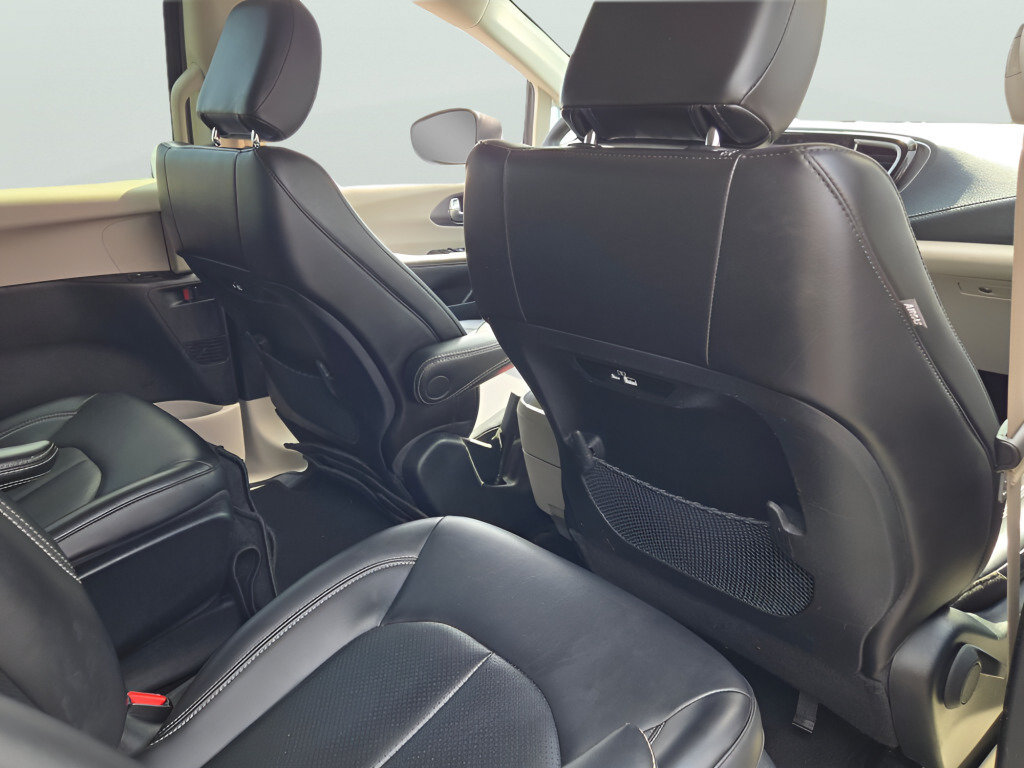Used 2023 Chrysler Pacifica Touring-L FWD image 10