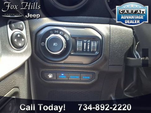 Used 2022 Jeep Wrangler Unlimited Sahara w/ Cold Weather Group AWD/4WD image 16