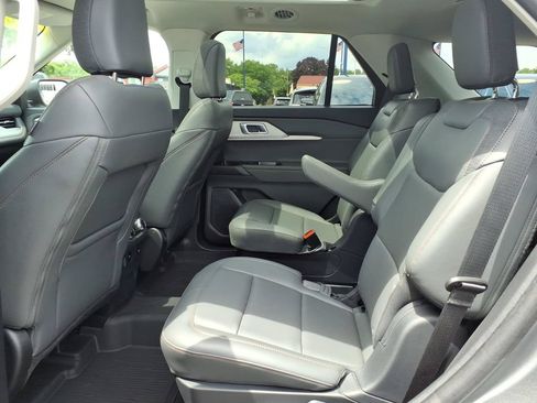 Used 2025 Ford Explorer Active w/ Active Comfort Package AWD/4WD image 12