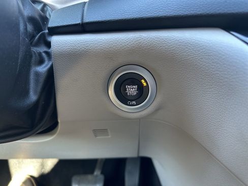 Used 2018 Chrysler Pacifica Touring-L image 18