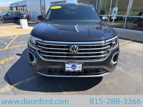 Used 2025 Volkswagen Atlas SE AWD/4WD image 2