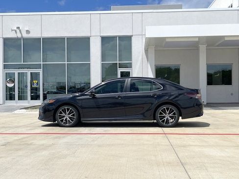 Used 2022 Toyota Camry SE FWD image 3