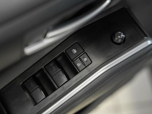 Used 2025 Toyota Highlander XLE AWD/4WD image 41