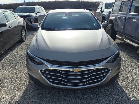 Used 2025 Chevrolet Malibu LT image 2