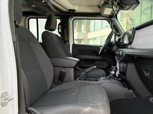 Used 2025 Jeep Wrangler Unlimited Sahara AWD/4WD image 36