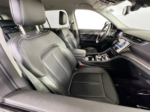 Used 2022 Jeep Grand Cherokee Limited image 24