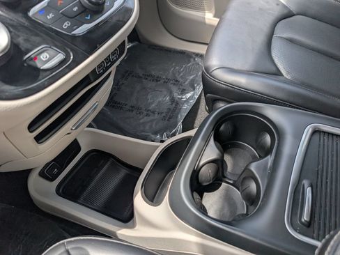 Used 2023 Chrysler Pacifica Touring-L FWD image 25