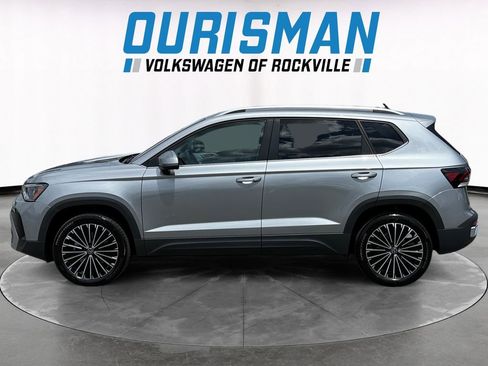 Used 2025 Volkswagen Taos SE w/ Panoramic Sunroof Package FWD image 3