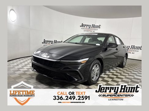Used 2025 Hyundai Elantra SE FWD image 1