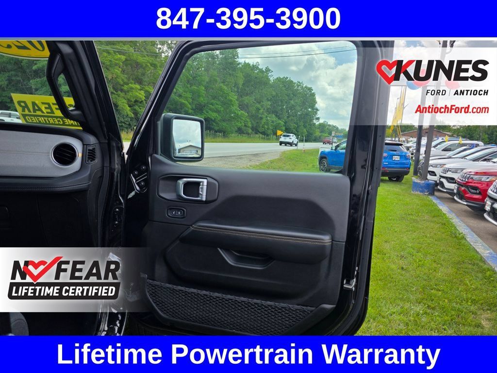 Used 2025 Jeep Wrangler Unlimited Sahara AWD/4WD image 36