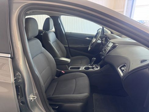 Used 2018 Chevrolet Cruze LT w/ Convenience Package FWD image 10