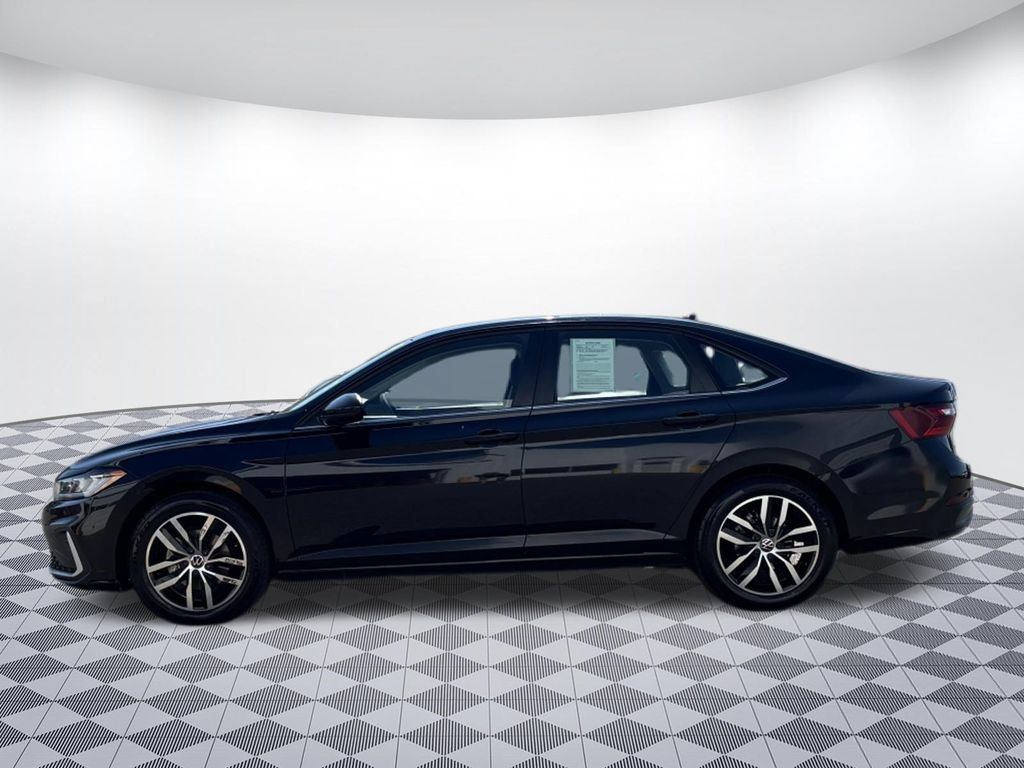 Used 2025 Volkswagen Jetta SE FWD image 4