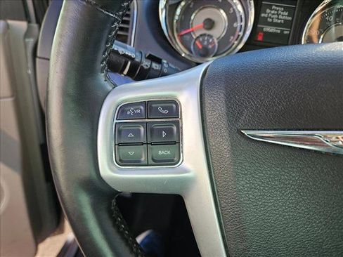 Used 2015 Chrysler Town & Country Touring-L w/ Driver Convenience Group image 18