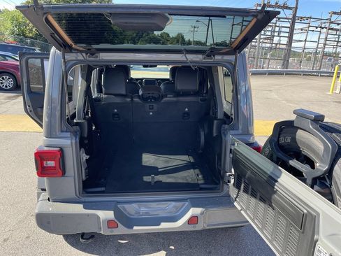Used 2022 Jeep Wrangler Unlimited Sahara AWD/4WD image 13