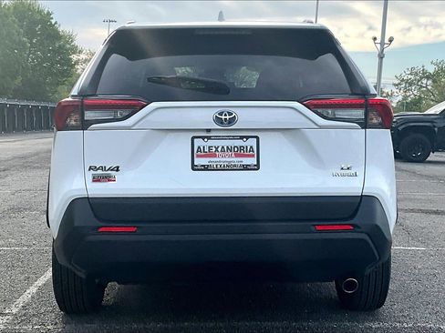 Used 2021 Toyota RAV4 LE image 4