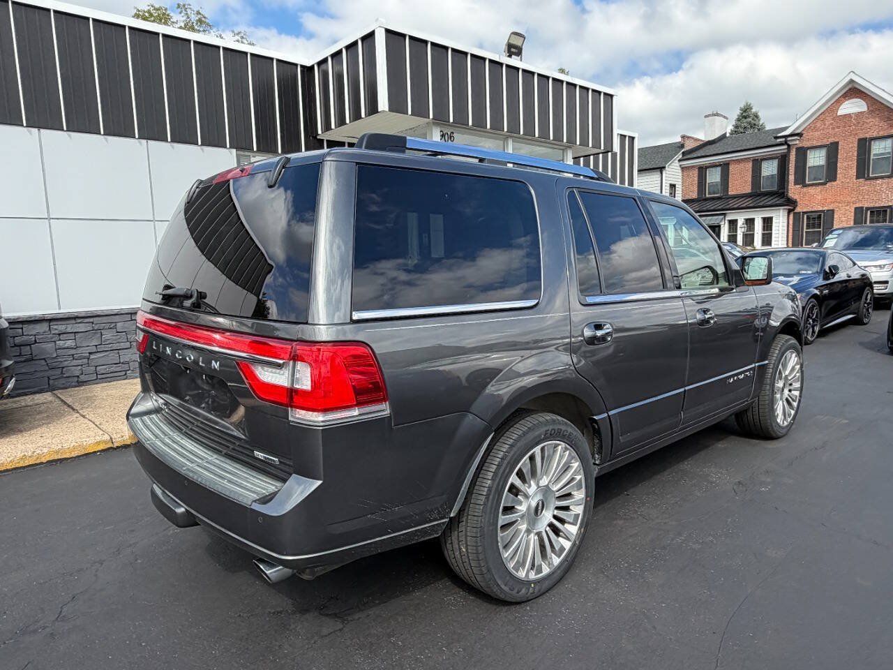 Used 2016 Lincoln Navigator Select RWD image 8