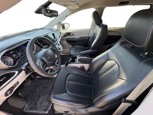 Used 2024 Chrysler Pacifica Touring-L image 19