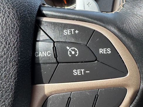 Used 2017 Jeep Grand Cherokee Limited AWD/4WD image 12