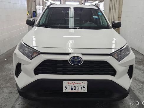 Used 2020 Toyota RAV4 LE AWD/4WD image 2