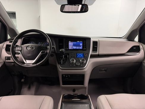 Used 2020 Toyota Sienna XLE image 42