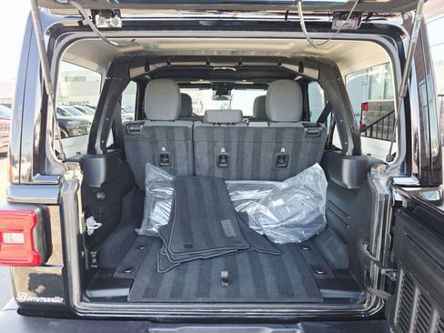 Used 2025 Jeep Wrangler Unlimited Sahara image 14